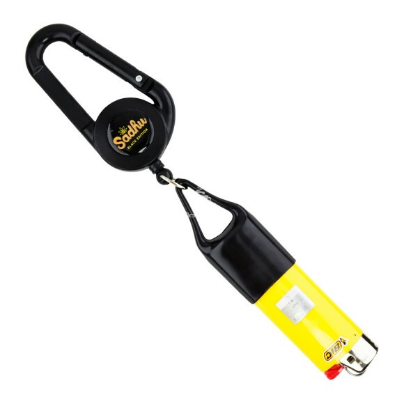 Porta Isqueiro Mosquetão Retrátil Sadhu Médio Black Edition de lado