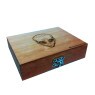   uma Box Glass da Wood Burning com estampa de ET fechada