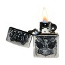 Isqueiro Zippo Viking Design aberto mostrando a chama 