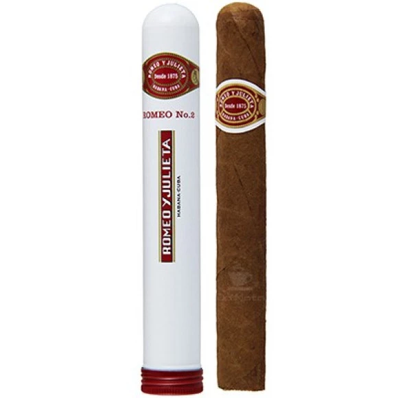 Caixa de charutos Romeo y Julieta, ao lado de um charuto.
