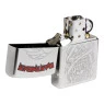Isqueiro Zippo Iron Maiden 48667 aberto de frente