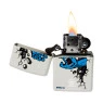 Isqueiro Zippo 49614 Santa Cruz aberto com chama 