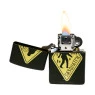 Isqueiro Zippo 49246 Sasquatch Design aberto com chama 
