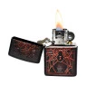 Isqueiro Zippo 10630 Spider Design aberto com chama